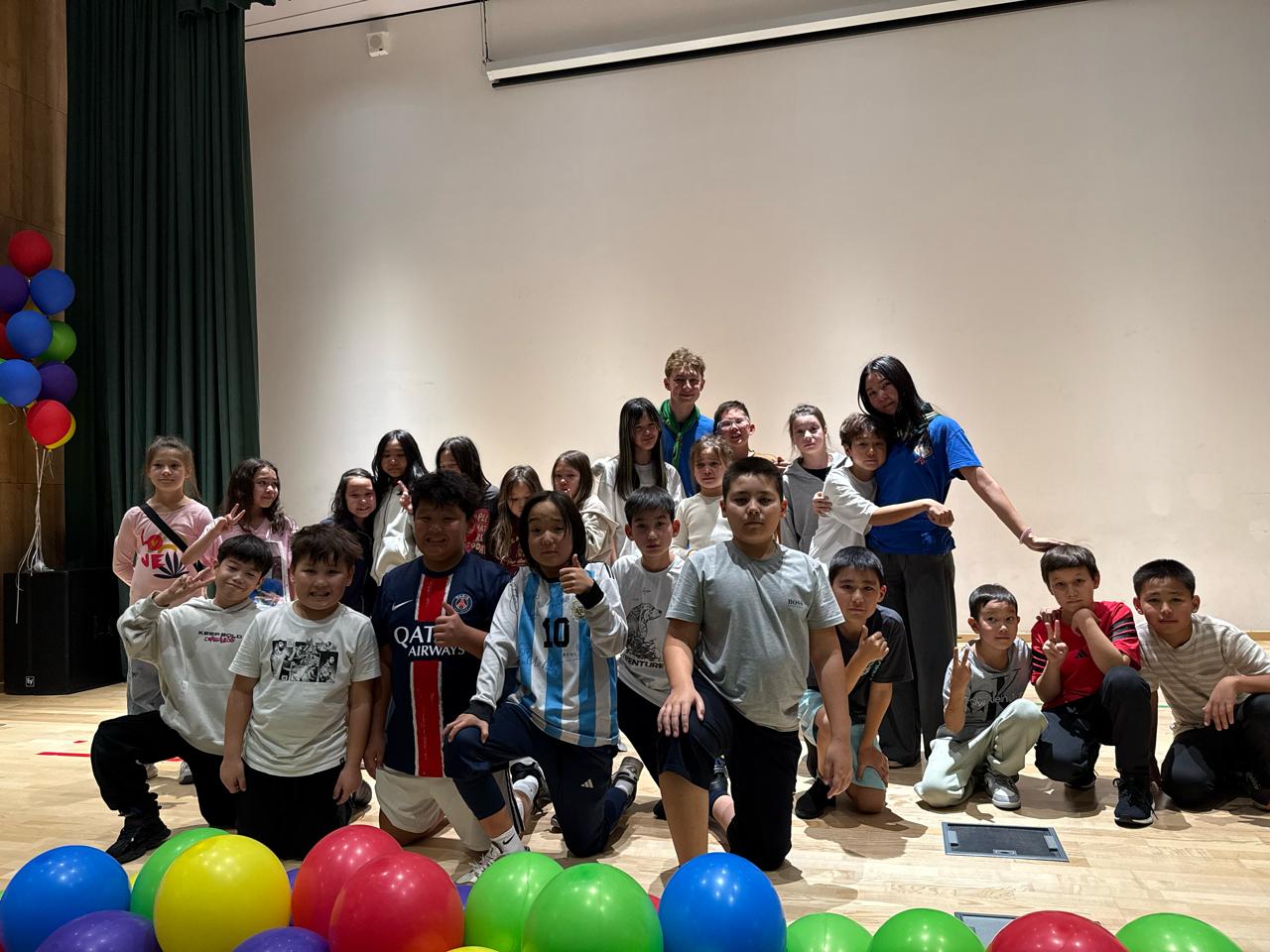 Дети и вожатые с воздушными шарами