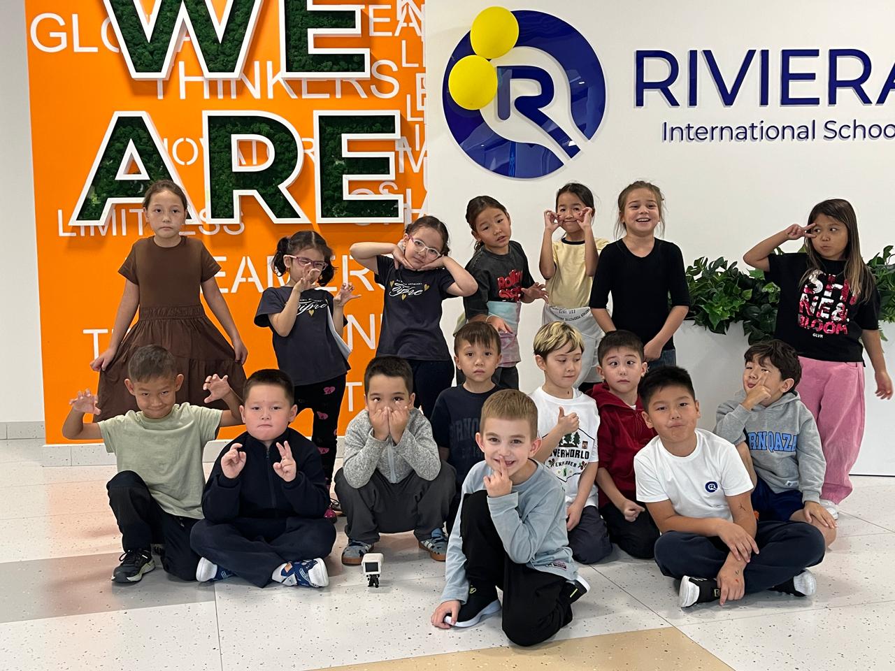 Дети на фоне инсталляции WE ARE GLOBAL THINKERS в Riviera International School